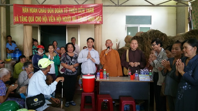 Ban TTXH Báo Giác Ngộ tặng 300 phần quà