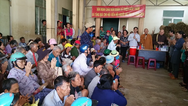 Ban TTXH Báo Giác Ngộ tặng 300 phần quà