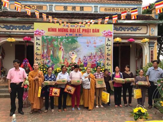 Chùa Kim Thành tặng quà nhân mùa Phật đản