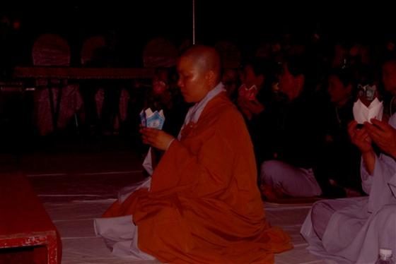 Đêm hoa đăng cầu nguyện hòa bình tại chùa Kim Thành - Nga Sơn