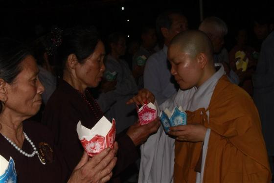 Đêm hoa đăng cầu nguyện hòa bình tại chùa Kim Thành - Nga Sơn