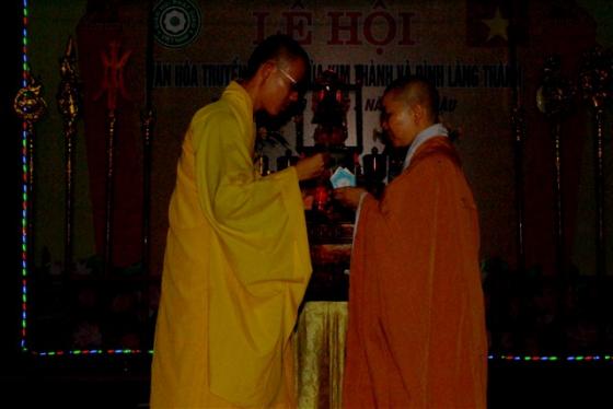 Đêm hoa đăng cầu nguyện hòa bình tại chùa Kim Thành - Nga Sơn
