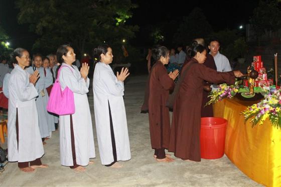 Hàng ngàn người chùa Hồi Long tắm Phật