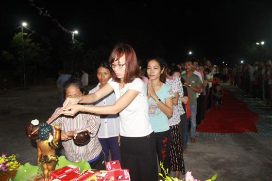 Hàng ngàn người chùa Hồi Long tắm Phật