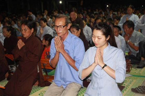 Hàng ngàn người chùa Hồi Long tắm Phật