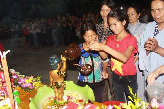 Hàng ngàn người chùa Hồi Long tắm Phật