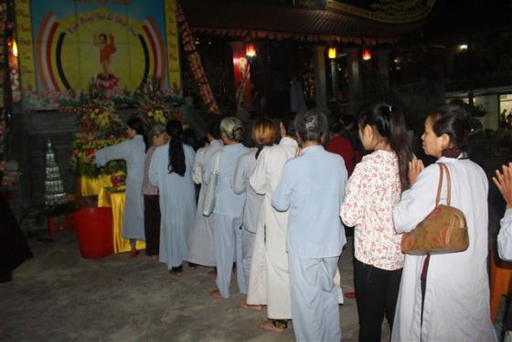 Hàng ngàn người chùa Hồi Long tắm Phật