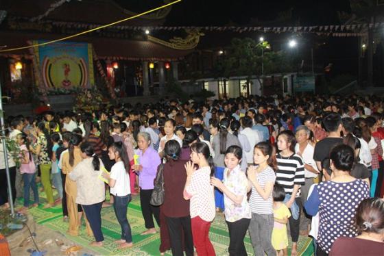 Hàng ngàn người chùa Hồi Long tắm Phật