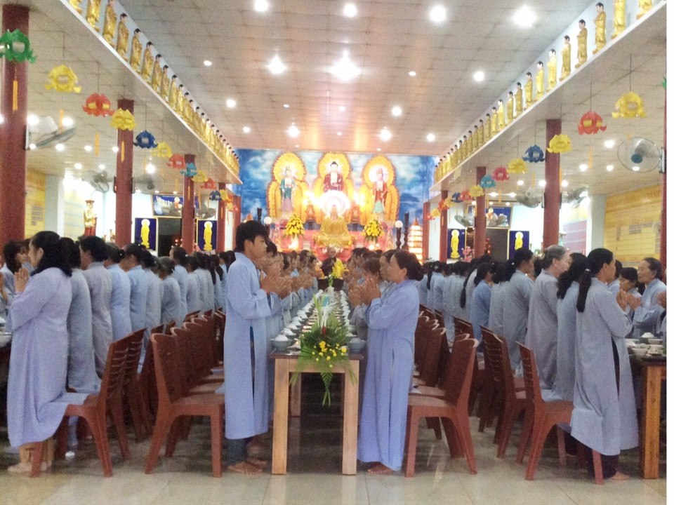 Hơn 200 Phật tử về tham dự khóa tu Bát Quan Trai đầu mùa An cư tại Chùa Từ Quang