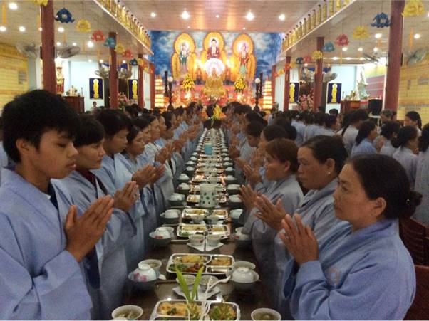 Hơn 200 Phật tử về tham dự khóa tu Bát Quan Trai đầu mùa An cư tại Chùa Từ Quang