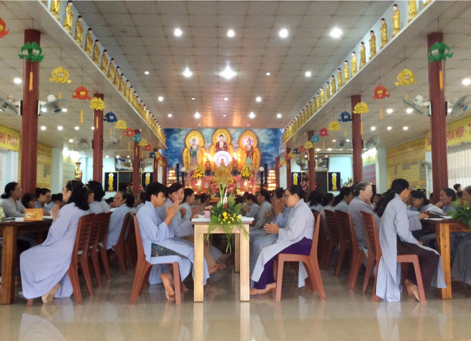 Hơn 200 Phật tử về tham dự khóa tu Bát Quan Trai đầu mùa An cư tại Chùa Từ Quang