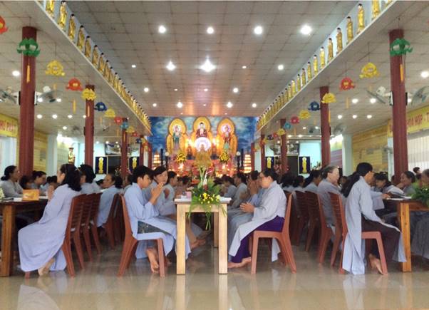 Hơn 200 Phật tử về tham dự khóa tu Bát Quan Trai đầu mùa An cư tại Chùa Từ Quang