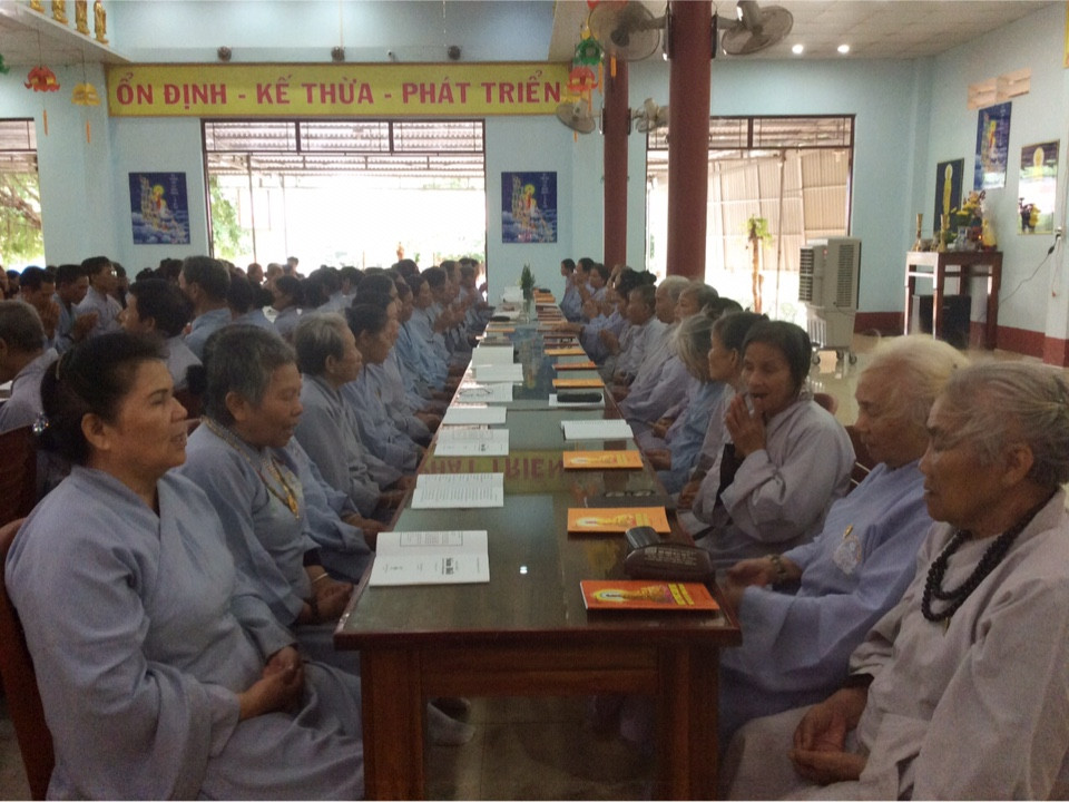 Hơn 200 Phật tử về tham dự khóa tu Bát Quan Trai đầu mùa An cư tại Chùa Từ Quang