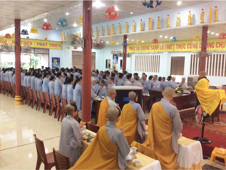 Hơn 200 Phật tử về tham dự khóa tu Bát Quan Trai đầu mùa An cư tại Chùa Từ Quang