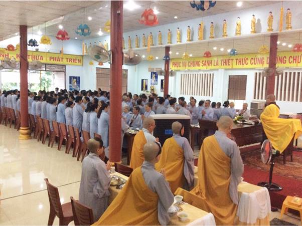 Hơn 200 Phật tử về tham dự khóa tu Bát Quan Trai đầu mùa An cư tại Chùa Từ Quang