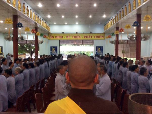 Hơn 200 Phật tử về tham dự khóa tu Bát Quan Trai đầu mùa An cư tại Chùa Từ Quang