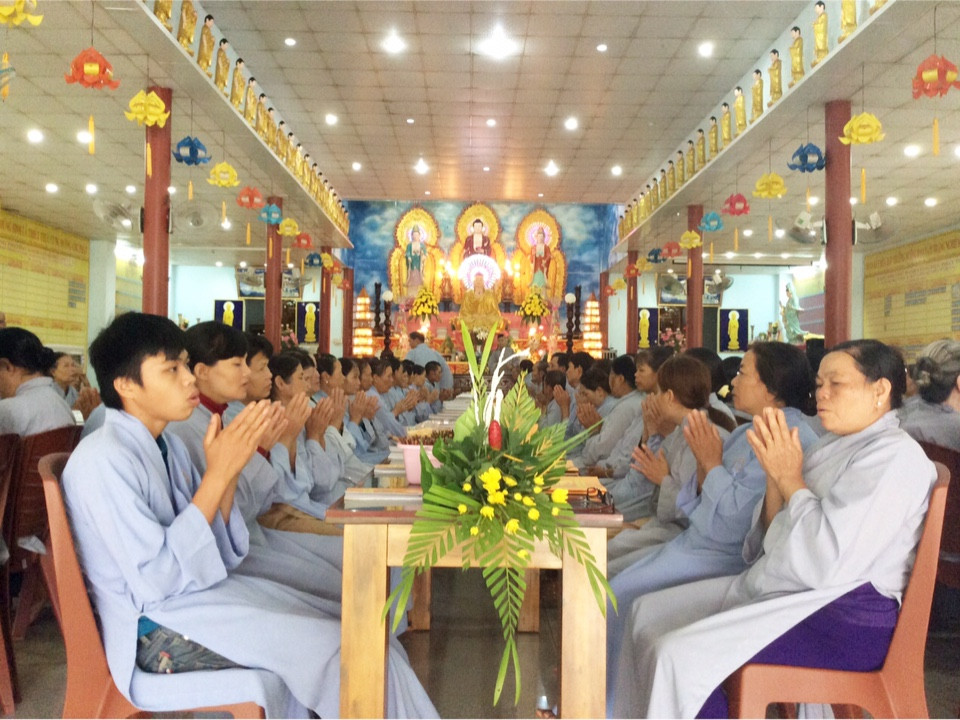 Hơn 200 Phật tử về tham dự khóa tu Bát Quan Trai đầu mùa An cư tại Chùa Từ Quang