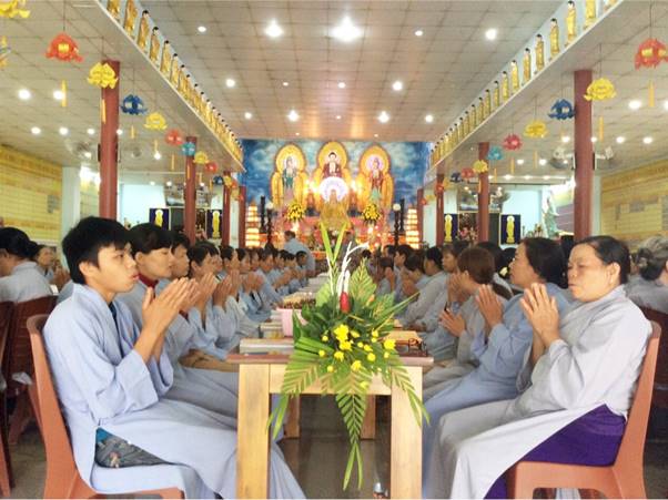 Hơn 200 Phật tử về tham dự khóa tu Bát Quan Trai đầu mùa An cư tại Chùa Từ Quang