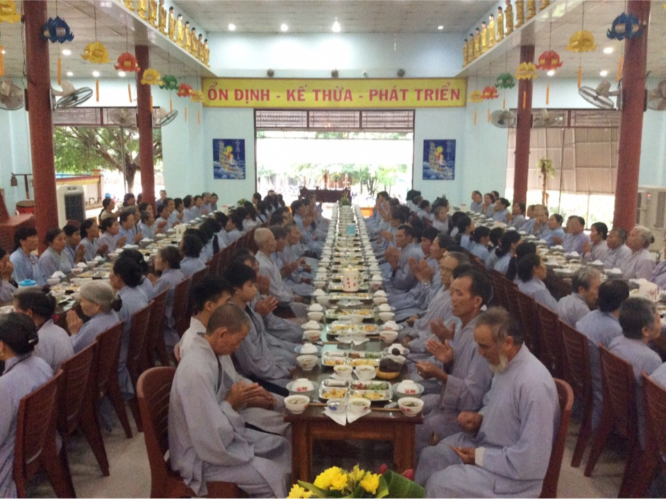 Hơn 200 Phật tử về tham dự khóa tu Bát Quan Trai đầu mùa An cư tại Chùa Từ Quang