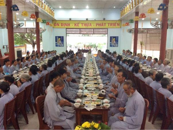 Hơn 200 Phật tử về tham dự khóa tu Bát Quan Trai đầu mùa An cư tại Chùa Từ Quang