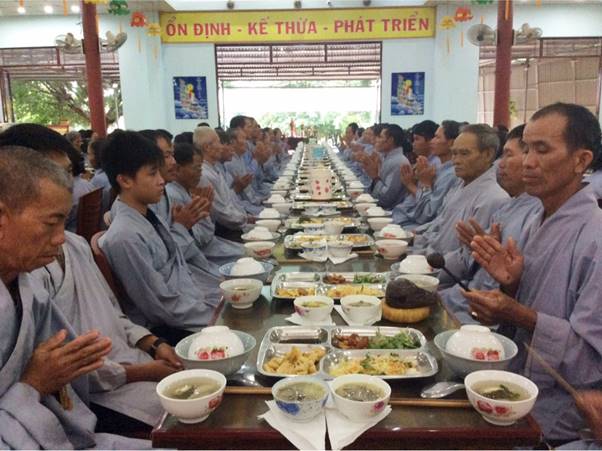 Hơn 200 Phật tử về tham dự khóa tu Bát Quan Trai đầu mùa An cư tại Chùa Từ Quang