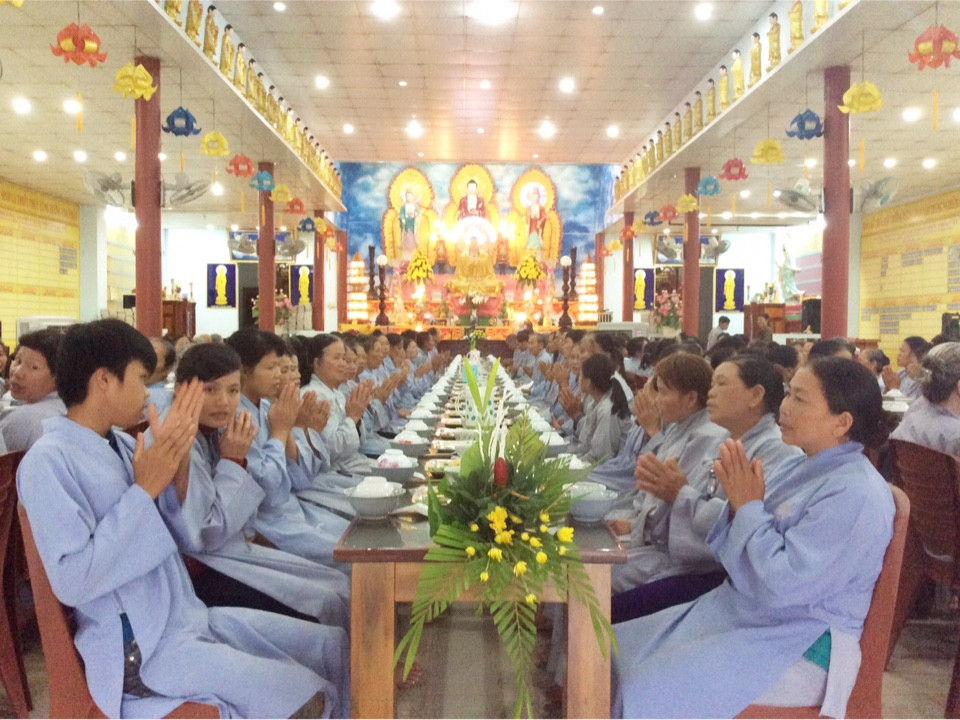 Hơn 200 Phật tử về tham dự khóa tu Bát Quan Trai đầu mùa An cư tại Chùa Từ Quang