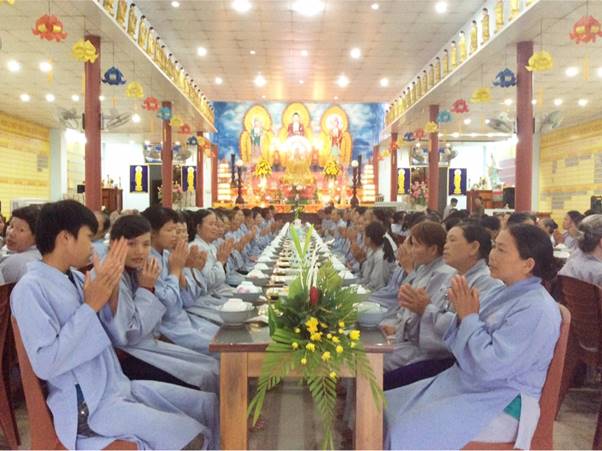 Hơn 200 Phật tử về tham dự khóa tu Bát Quan Trai đầu mùa An cư tại Chùa Từ Quang