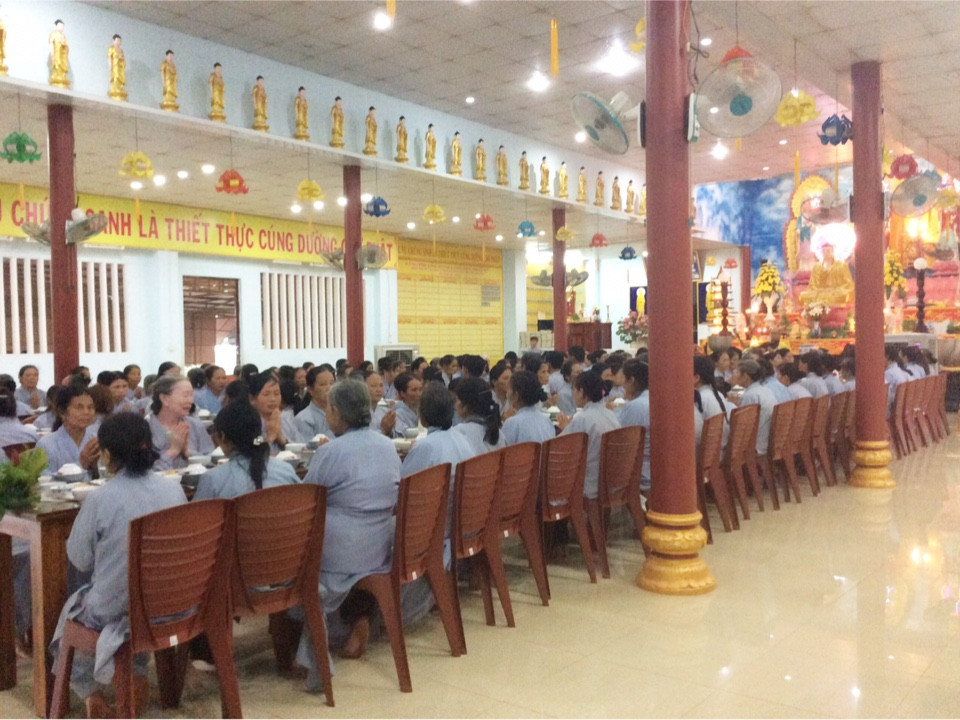 Hơn 200 Phật tử về tham dự khóa tu Bát Quan Trai đầu mùa An cư tại Chùa Từ Quang
