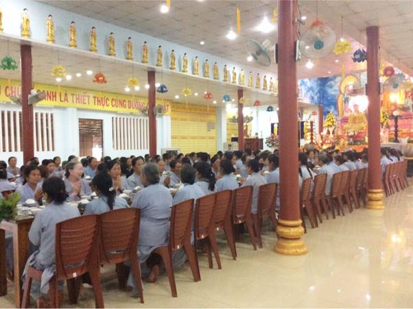 Hơn 200 Phật tử về tham dự khóa tu Bát Quan Trai đầu mùa An cư tại Chùa Từ Quang