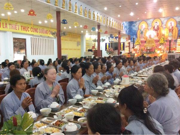 Hơn 200 Phật tử về tham dự khóa tu Bát Quan Trai đầu mùa An cư tại Chùa Từ Quang