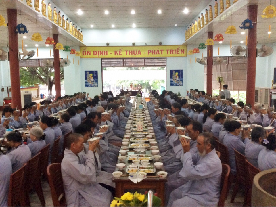 Hơn 200 Phật tử về tham dự khóa tu Bát Quan Trai đầu mùa An cư tại Chùa Từ Quang