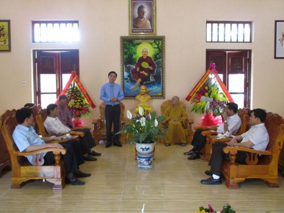 Lãnh đạo tỉnh,thành phố Thanh Hóa chúc mừng chư tôn đức và Phật tử TVTL Hàm Rồng nhân đại lễ Phật đản