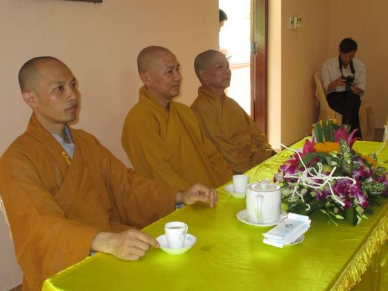Lãnh đạo tỉnh,thành phố Thanh Hóa chúc mừng chư tôn đức và Phật tử TVTL Hàm Rồng nhân đại lễ Phật đản