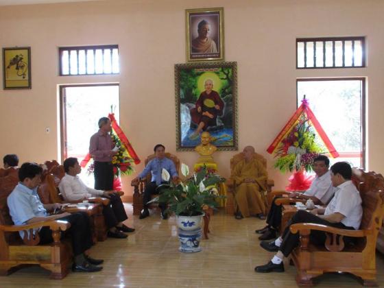 Lãnh đạo tỉnh,thành phố Thanh Hóa chúc mừng chư tôn đức và Phật tử TVTL Hàm Rồng nhân đại lễ Phật đản