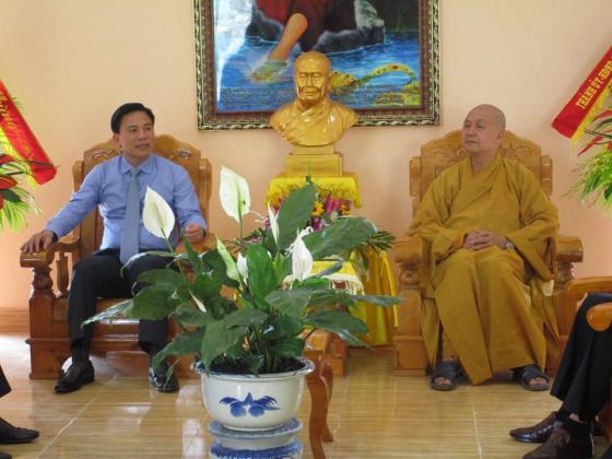 Lãnh đạo tỉnh,thành phố Thanh Hóa chúc mừng chư tôn đức và Phật tử TVTL Hàm Rồng nhân đại lễ Phật đản