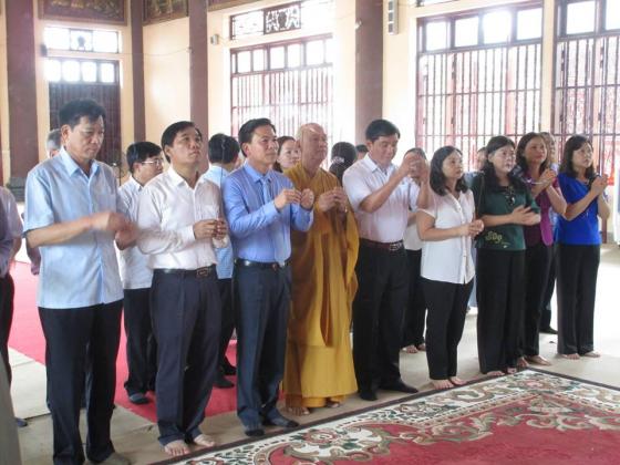 Lãnh đạo tỉnh,thành phố Thanh Hóa chúc mừng chư tôn đức và Phật tử TVTL Hàm Rồng nhân đại lễ Phật đản