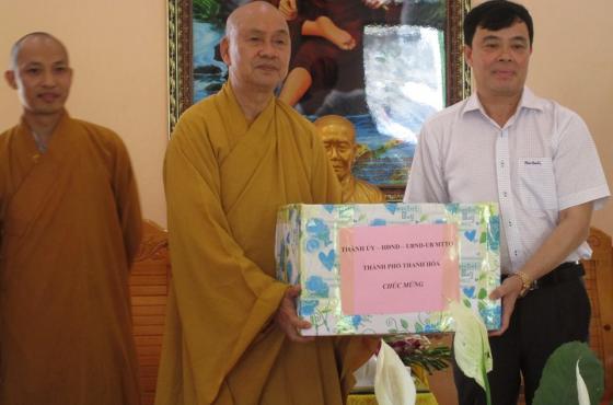 Lãnh đạo tỉnh,thành phố Thanh Hóa chúc mừng chư tôn đức và Phật tử TVTL Hàm Rồng nhân đại lễ Phật đản