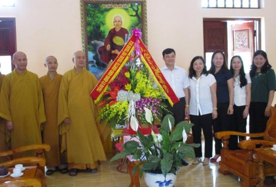 Lãnh đạo tỉnh,thành phố Thanh Hóa chúc mừng chư tôn đức và Phật tử TVTL Hàm Rồng nhân đại lễ Phật đản