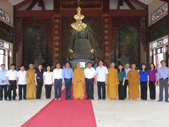 Lãnh đạo tỉnh,thành phố Thanh Hóa chúc mừng chư tôn đức và Phật tử TVTL Hàm Rồng nhân đại lễ Phật đản