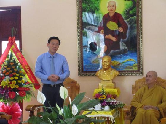 Lãnh đạo tỉnh,thành phố Thanh Hóa chúc mừng chư tôn đức và Phật tử TVTL Hàm Rồng nhân đại lễ Phật đản