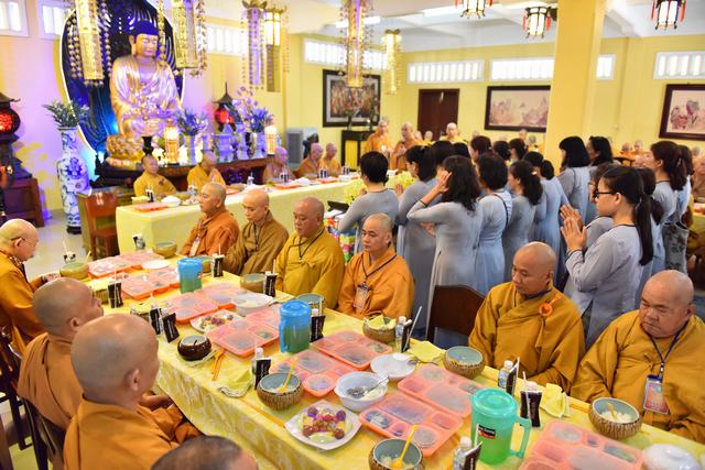 QUỸ DẠO PHẬT NGÀY NAY CÚNG DƯỜNG TRƯỜNG HẠ CHÙA ẤN QUANG