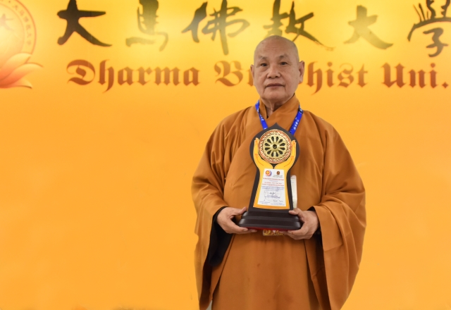 TT. Thích Nhật Từ nhận giải thưởng Nhà cải cách Phật giáo Toàn cầu 2017