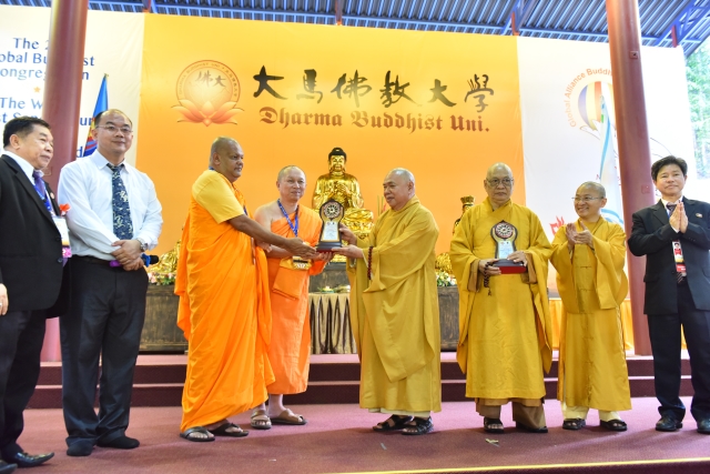 TT. Thích Nhật Từ nhận giải thưởng Nhà cải cách Phật giáo Toàn cầu 2017
