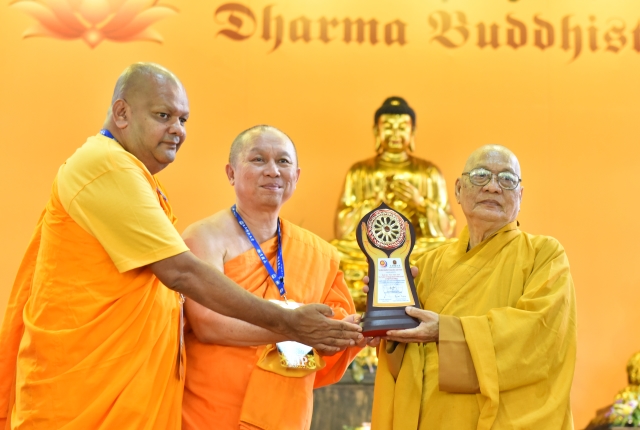 TT. Thích Nhật Từ nhận giải thưởng Nhà cải cách Phật giáo Toàn cầu 2017