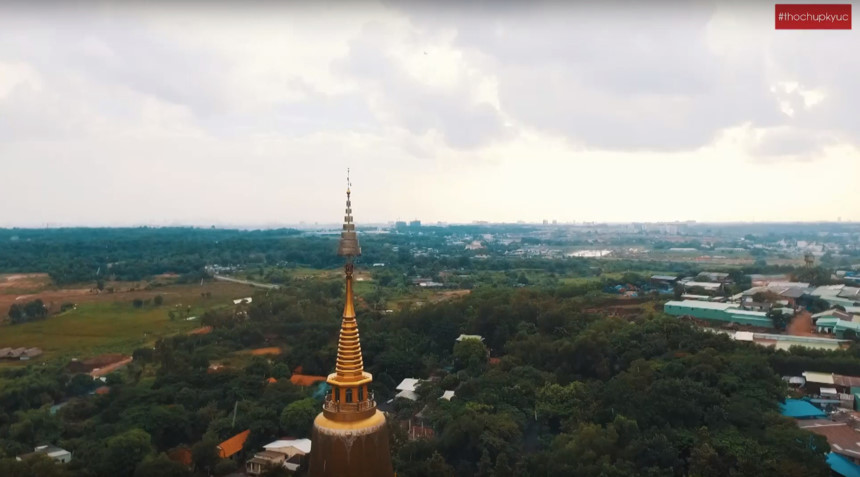 Chùa vàng Bửu Long rực rỡ trong màn mưa