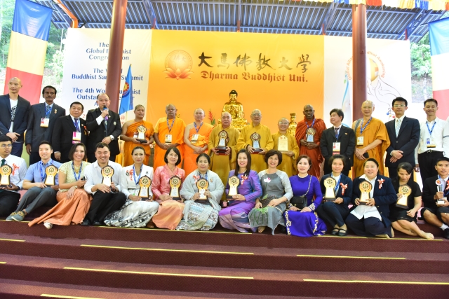 TT. Thích Nhật Từ nhận giải thưởng Nhà cải cách Phật giáo Toàn cầu 2017