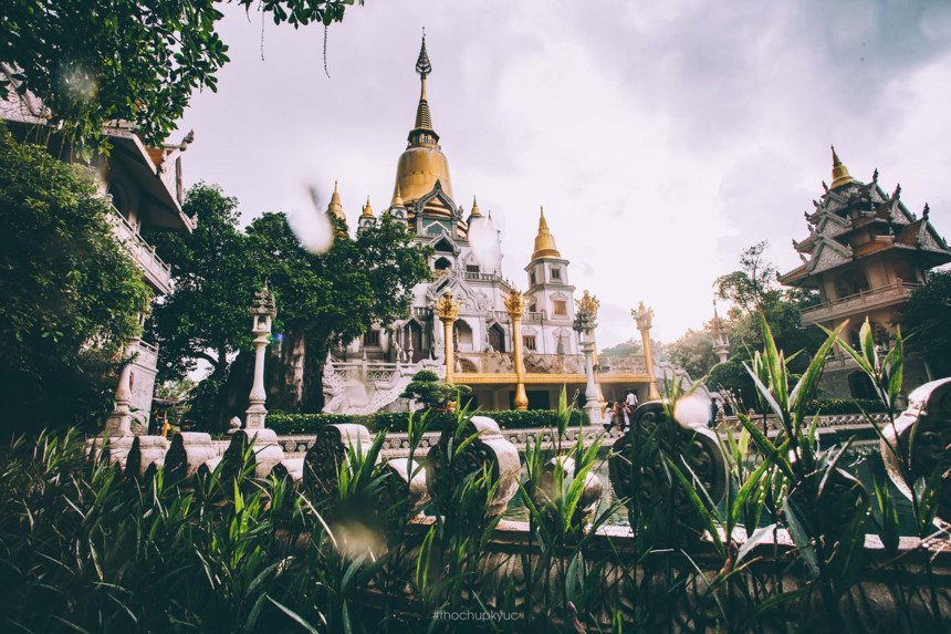 Chùa vàng Bửu Long rực rỡ trong màn mưa