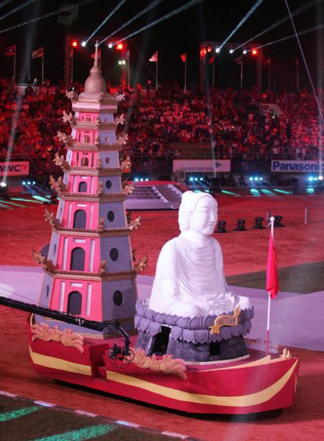 Nhớ Sea Games 26- 2011 Với Hình Ảnh Đức Phật Và Tháp Phước Duyên Chùa Thiên Mụ Của Đoàn Thể Thao Việt Nam
