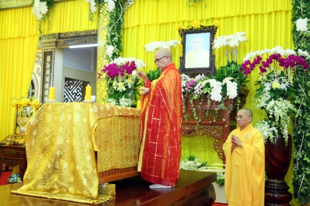 Lễ nhập kim quan cố HT.Thích Quang Đạo