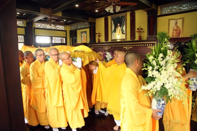 Lễ nhập kim quan cố HT.Thích Quang Đạo